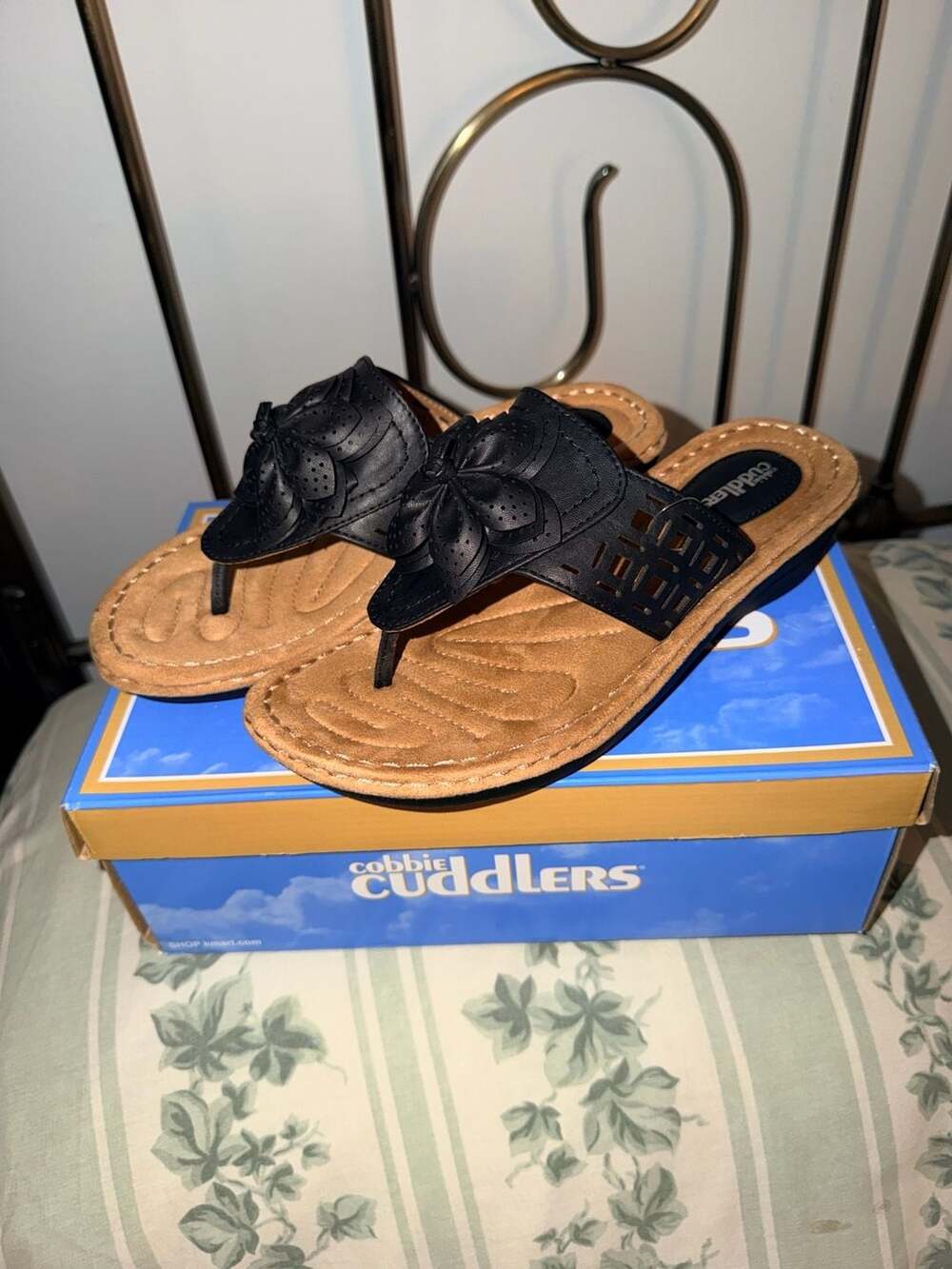 Cobbie Cuddlers Sandals Size 8 1/2 Wide Black Floral Thong Wedge